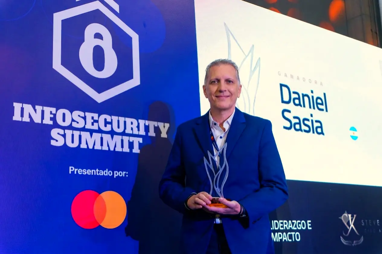 Daniel Sasia con el Steve Katz CISO Award 2026 en Infosecurity México